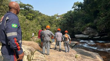 Helicóptero Águia resgata turista com fratura no tornozelo em cachoeira do litoral de SP