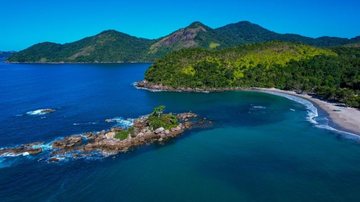 Imagem mostra a deslumbrante praia de Castelhanos, localizada no litoral leste de Ilhabela, no litoral norte do estado de São Paulo