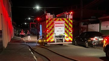 Incêndio atinge loja durante madrugada no litoral norte de SP