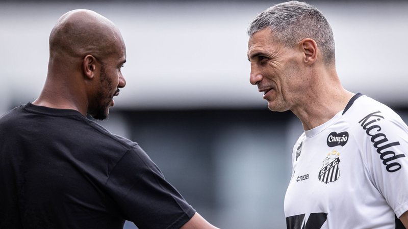 Jogador histórico do Santos visita treino antes de clássico contra o São Paulo