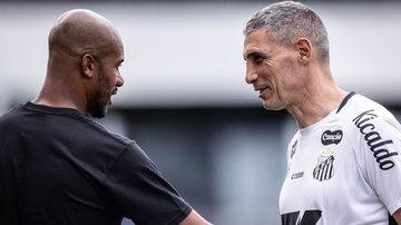 Jogador histórico do Santos visita treino antes de clássico contra o São Paulo