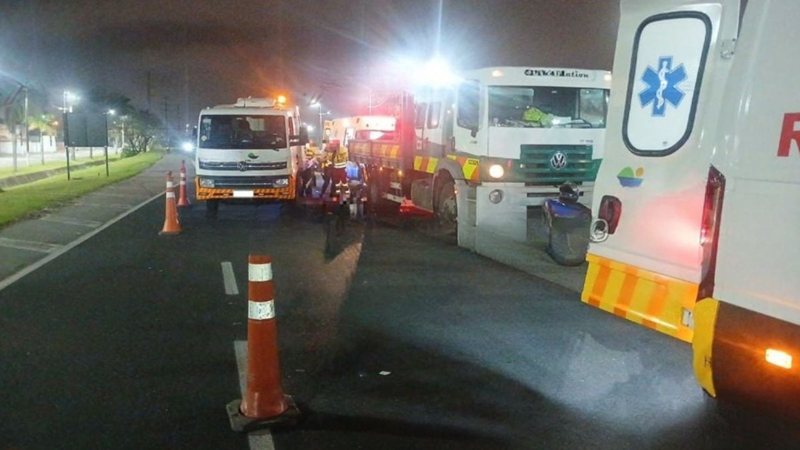 Motociclista morre após colidir com caminhão em área de obras na via Expressa Sul