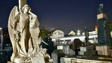 Detalhe de escultura no Cemitério do Paquetá, em Santos
