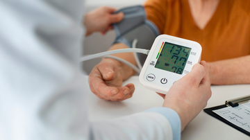 Nova diretriz médica reclassifica pressão arterial 12 por 8 como pré-hipertensão