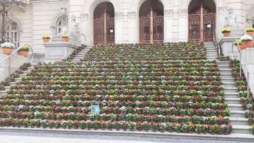Paço Municipal de Santos com flores