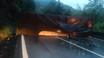 Tombamento de carreta deixa rodovia Anchieta com 18km de trânsito nesta terça (23)