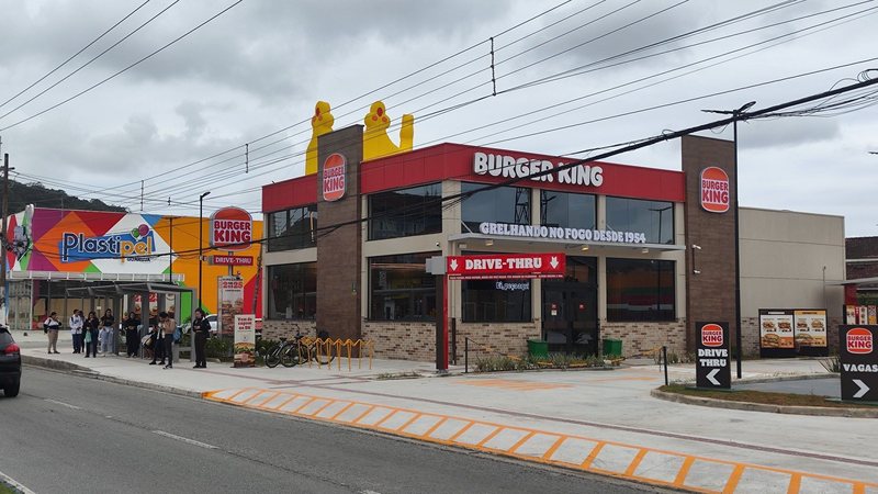 Burger King e Serasa trocam boletos por hambúrguer grátis em ação no litoral de SP