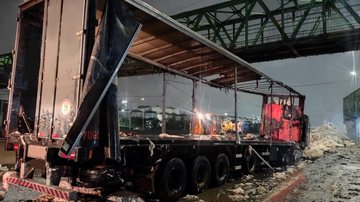 Carreta carregada de algodão pega fogo e causa interdita rodovia no litoral de SP