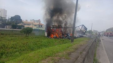 Carreta pega fogo após colisão na Padre Manoel da Nóbrega