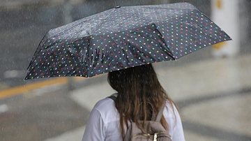 Mulher com guarda-chuva