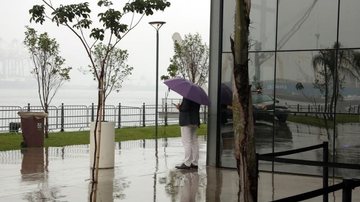 Pessoa com guarda-chuva