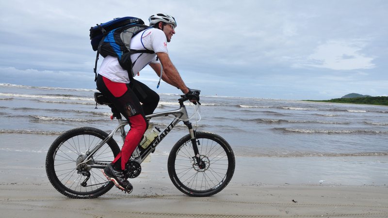 Ciclista na praia de Itaguaré