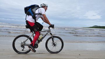 Ciclista na praia de Itaguaré