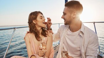 Casal em lancha em alto mar