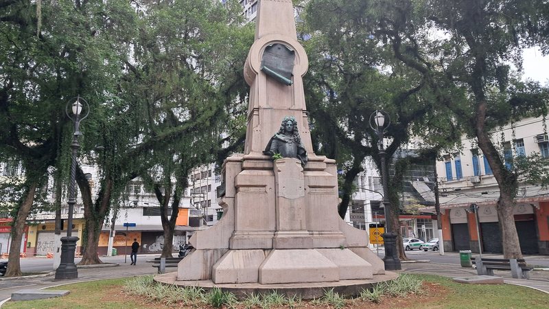Estátua de Bartolomeu de Gusmão em Santos
