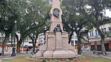 Estátua de Bartolomeu de Gusmão em Santos
