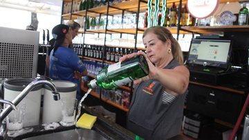 Dez quiosques da orla de Santos são autuados por irregularidades