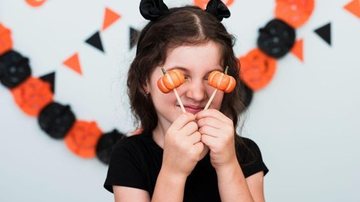 Menina fantasiada para o Dia das Bruxas