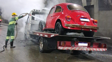 Guincho com Fusca pega fogo dentro de túnel na rodovia dos Imigrantes; assista