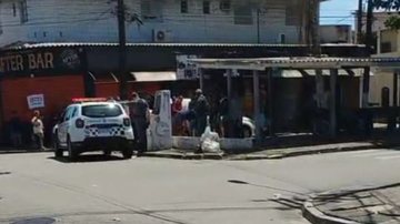 Homem de 63 anos cai na rua, bate a cabeça e morre em Guarujá