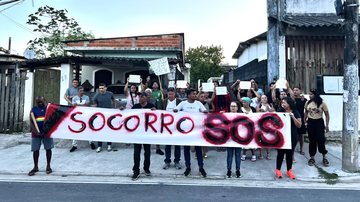 Moradores da Vila Tupi protestam contra demolição de imóvel em Bertioga (SP)