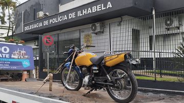 Jovem empina moto, foge da PM e tenta esconder o veículo em casa