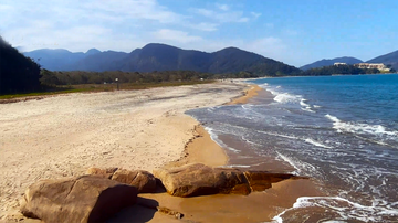 Litoral norte tem rara praia no mundo com areia monazítica, de propriedades medicinais