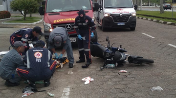Motociclista sem capacete bate a cabeça durante acidente em Caraguatatuba