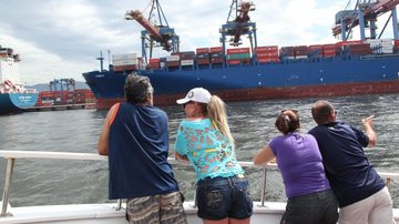 Porto de Santos lança programa gratuito de visitas com passeio de escuna
