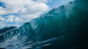 Ressaca atinge litoral de SP com ondas de 3,7 metros e ventos de quase 100 km/h