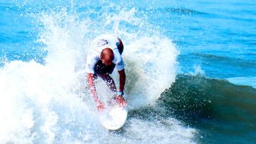 Surfista pegando onda