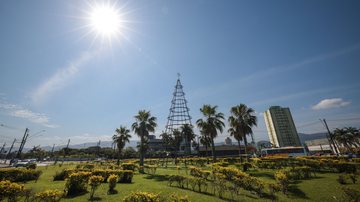 PG inaugura árvore de 75 metros e abre Natal com megaestrutura iluminada
