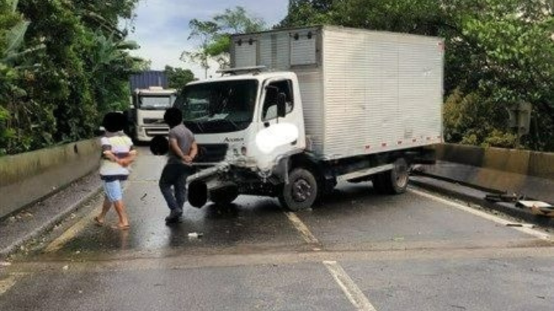 Acidente com caminhão e carretas bloqueia pista Norte da Anchieta na manhã de sábado (8)