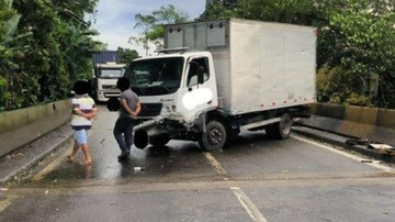 Acidente com caminhão e carretas bloqueia pista Norte da Anchieta na manhã de sábado (8)