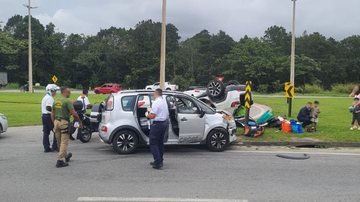 Acidente entre dois veículos na Rio-Santos deixa carro capotado em Bertioga