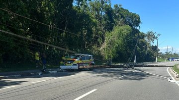 Aluno de autoescola perde direção de carro e derruba poste, no litoral de SP