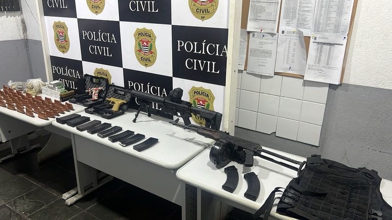 Arsenal do PCC é encontrado em residência no Guarujá; um homem foi preso