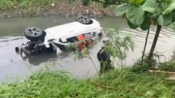Carro bate em árvore e cai dentro de canal em São Vicente; três pessoas morreram