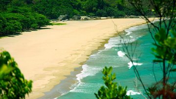 Conheça o Bonete, praia com moradores descendentes de piratas e acesso apenas por mar ou trilha