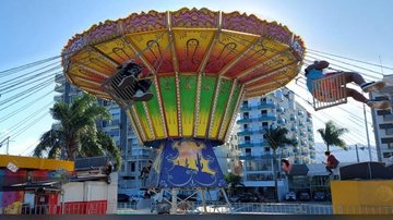 Criança cai de brinquedo em movimento em parque do litoral de SP