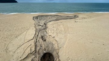 Condomínio é multado em mais de R$ 70 mil por lançar esgoto em praia do litoral de SP
