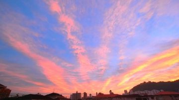 Fenômeno surpreende litoral de São Paulo ao formar 'ruas de nuvens' no céu