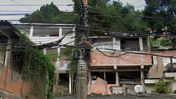 Guarujá sanciona lei que obriga fiação subterrânea em toda a cidade