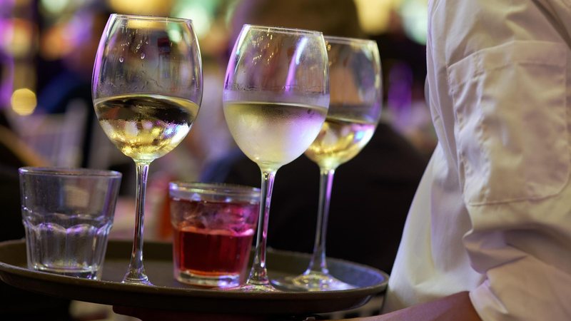 Hotéis, bares e restaurantes do litoral paulista sofrem  com falta de mão de obra para encarar a temporada