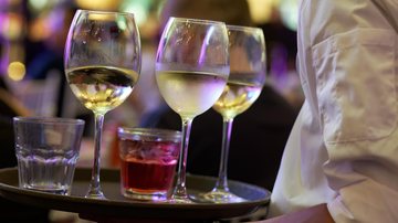Hotéis, bares e restaurantes do litoral paulista sofrem  com falta de mão de obra para encarar a temporada