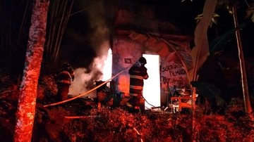 Incêndio destrói casa abandonada e mobiliza bombeiros no litoral de SP