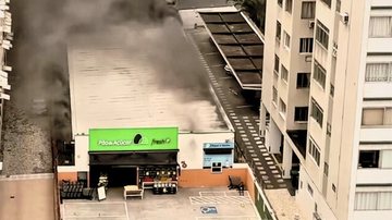 Três pessoas são socorridas após inalar fumaça em incêndio de minimercado em Santos