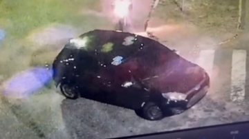 Motorista em fuga dirige por praça infantil e tenta atropelar policial no litoral de SP