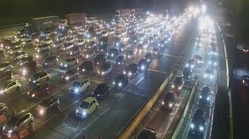 Motoristas enfrentam congestionamento em direção ao litoral de SP