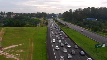 Rodovias do litoral de SP têm tráfego lento na manhã desta segunda-feira (17)